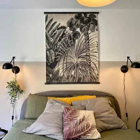 Jungle Montpeul: Urban Oasis With Fiber Wi-fi And Loggia Apartment